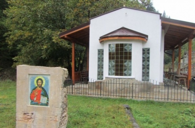 Осветиха възстановен смолянски параклис