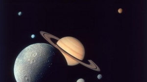 Сонда разкрива тайните на луната на Сатурн