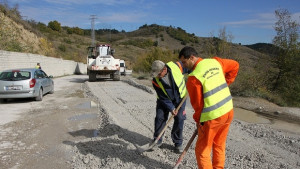 Започна ремонтът на пътя Дебелец Чолаковци
