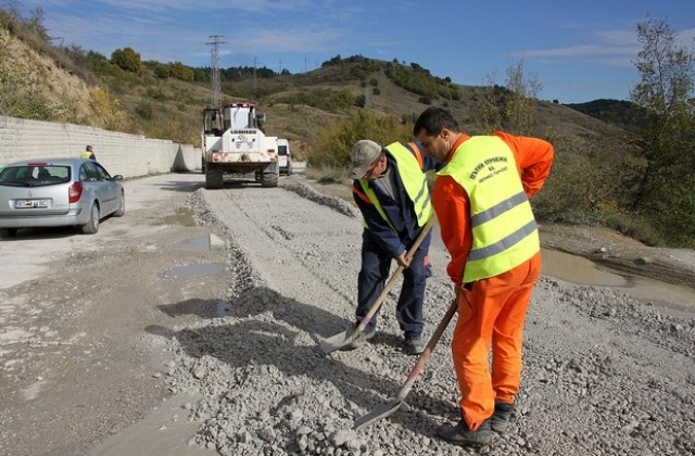 Започна ремонтът на пътя Дебелец – Чолаковци