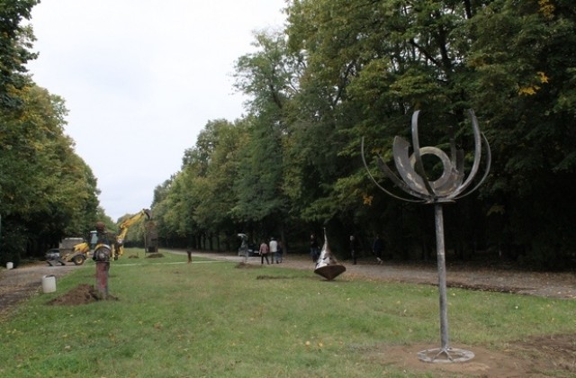 Галерия на открито с творби от скрап в димитровградския парк Марица