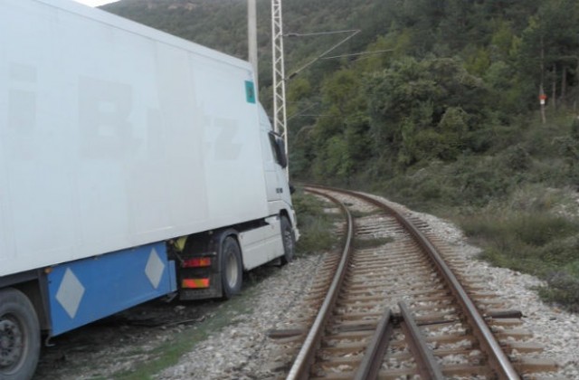 Аварирал камион затруднява движенето на изхода на тунел „Ечемишка”