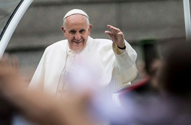 Папа Франциск: Хората трябва да спрат да се кланят на идола на парите