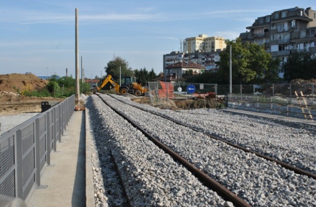 Възстановиха жп трасето по новоизградените мостове на пробива, свързващ Родина с центъра
