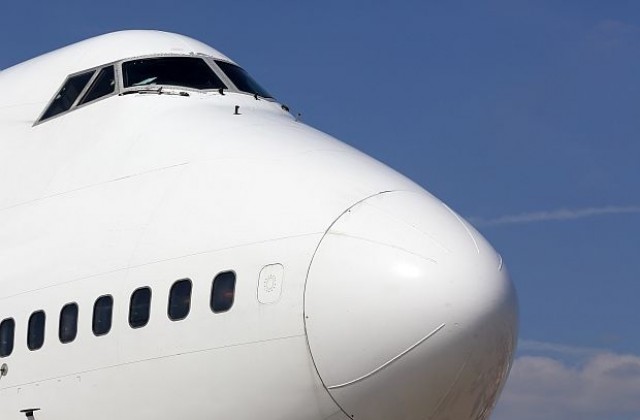 Боинг 747 успешно се приземи след откачане на част от двигател