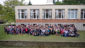 Деца садят дървета в името на кауза