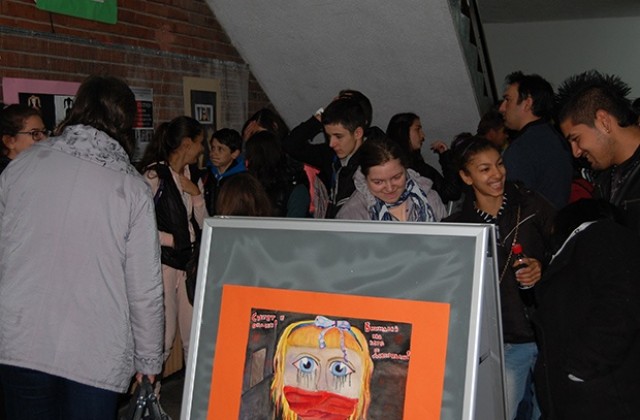 Изложба „Светът е опасен бе открита в Младежкия дом в Монтана