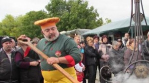 Ути Бъчваров дегустира специалитети и готви пилешка кавърма по време