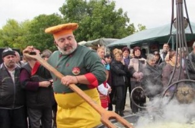 Ути Бъчваров дегустира специалитети и готви пилешка кавърма по време на феста „Житената питка“