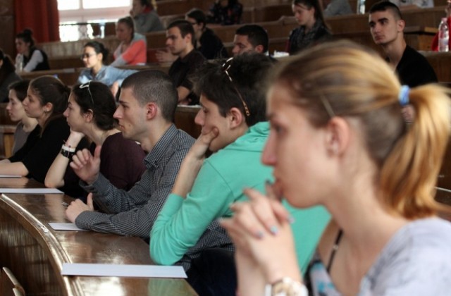 Студенти завлекли с над половин милион държавата