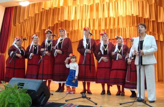 Над 400 пеят и танцуват с НЧ Нов път в село Добрич