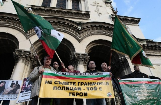 Протест в подкрепа на граничния полицай Вълкан Хамбърлиев (СНИМКИ)