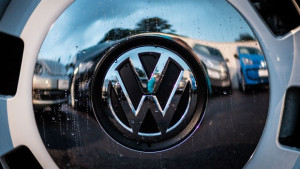 Продължава екоскандалът във Фолксваген претърсиха офиси във Франция