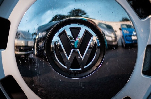 Продължава екоскандалът във Фолксваген, претърсиха офиси във Франция