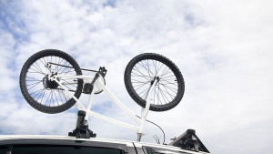 Велосипед на батерия се зарежда в колата