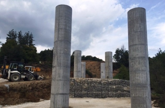 Напредва изграждането на съоръжението при бул. „Трети март“, съобщават от АПИ