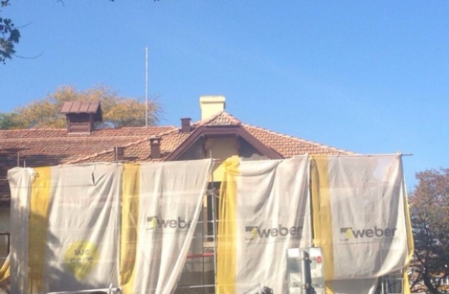 Готов е покривът на Юнашкия салон (СНИМКИ)