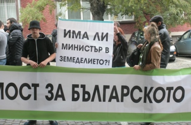 Производители и момчета с качулки на протест пред земеделското министерство