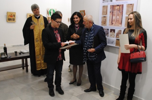 Наградиха победителя в конкурса за изписване на търновски светец