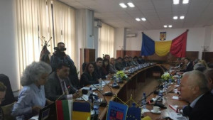 Български и румънски производители разглеждат овощни градини в Николово