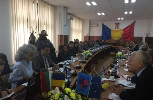 Български и румънски производители разглеждат овощни градини в Николово