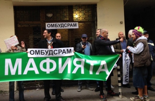 Протестиращи и освирквания посрещнаха новия омбудсман Мая Манолова