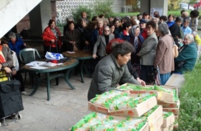 270 диабетици от Асеновград получиха безплатни хранителни продукти