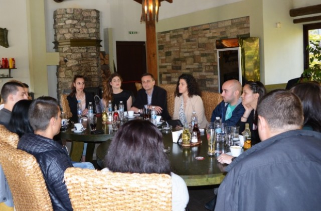 Среща на Валентин Ламбев със студентите: Младите в Търново искат смяна на управлението