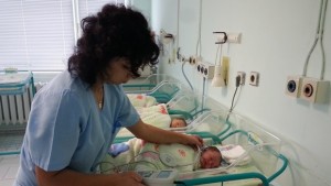 Слухът на всяко новородено се проверява
