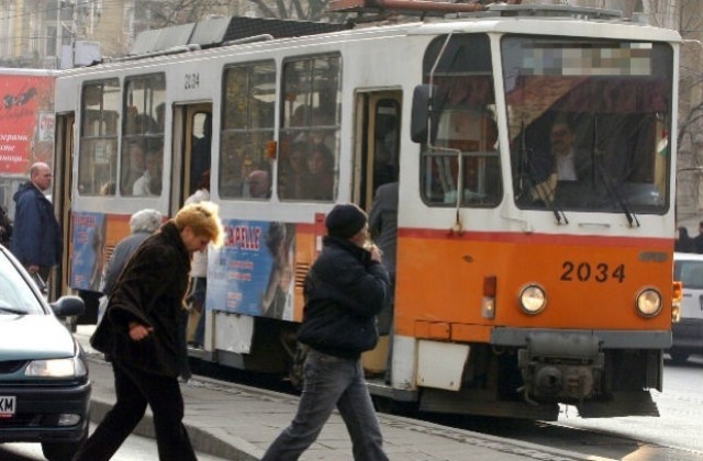 Трамвай аварира в центъра на София