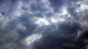 Захлаждане облаци и дъжд до събота