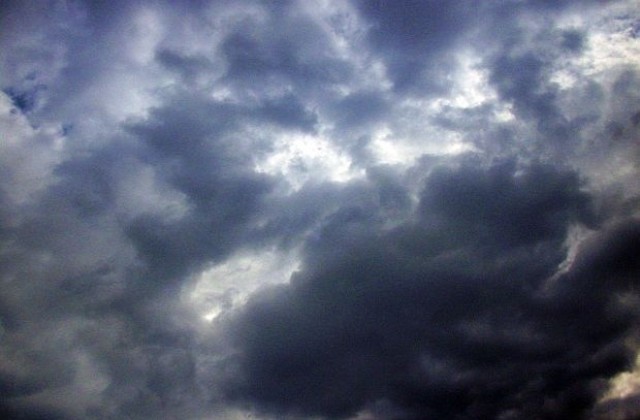 Захлаждане, облаци и дъжд до събота