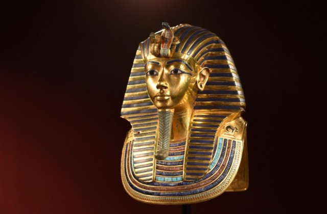 Още поправят маската на Тутанкамон, лепната с епоксидна смола