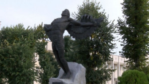 Паметник на Завистта в Хасково СНИМКИ