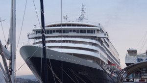 Кораб гигант закрива круизния сезон във Варна
