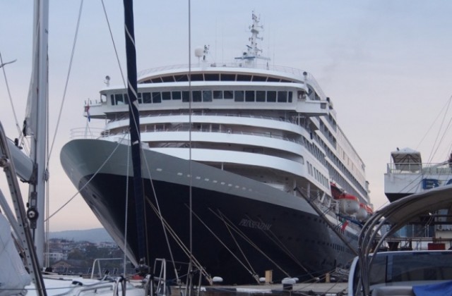 Кораб гигант закрива круизния сезон във Варна