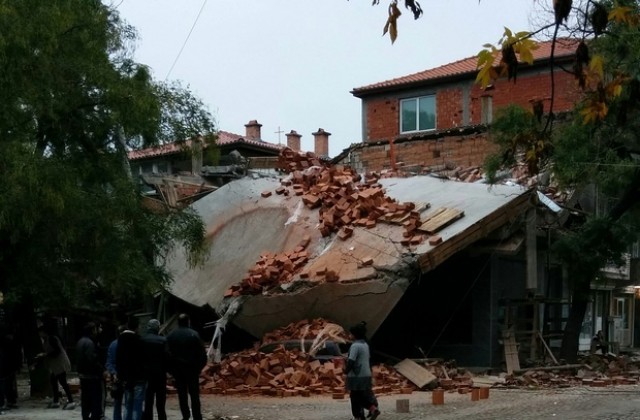 Прокуратурата разследва случая със срутилата се къща