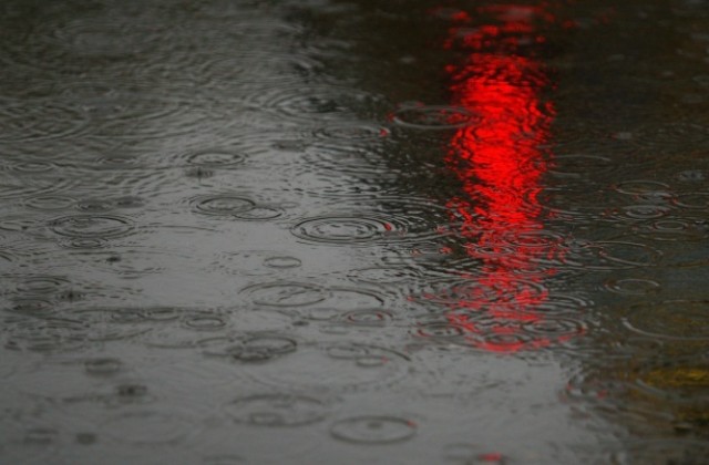 Предупреждават за обилни валежи в пет области, температурите падат