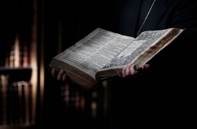 Библия на 400 години призовавала към прелюбодейство