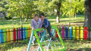 Зелен и цветен детски кът в село Капитановци