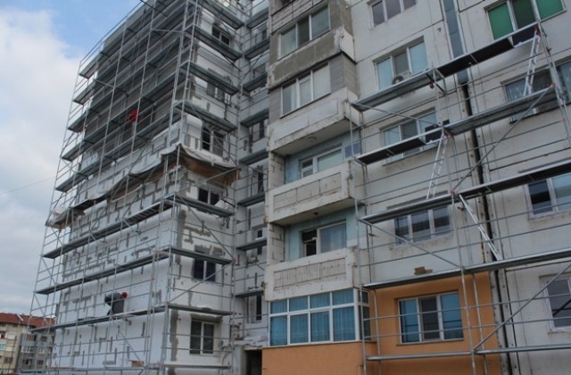 В Севлиево започва безплатното саниране на още два блока, първият ще е готов до месец