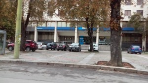 Площадът пред сградата на ОББ отново се превръща в паркинг