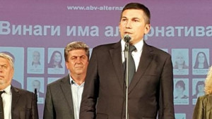 Получаваме красива опаковка на разпадаща се общност