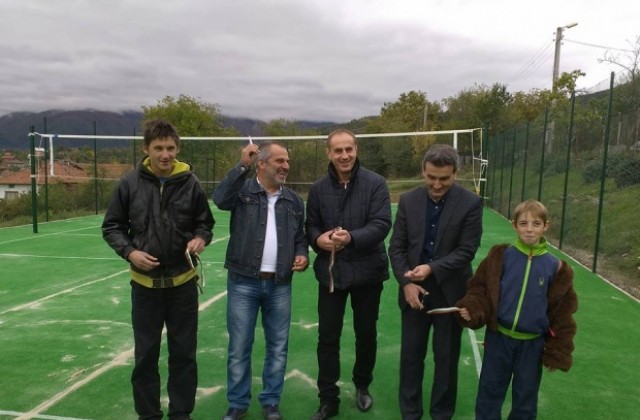 Нова спортна площадка в Лозно откриха Петър Паунов, Светослав Василев и Пламен Матуски