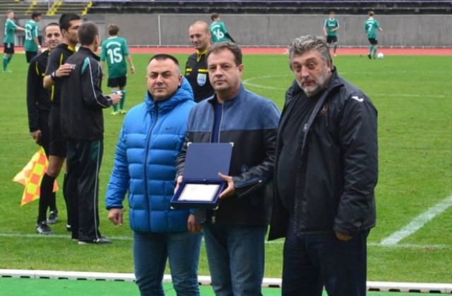 От БФС отличиха Даниел Панов с плакет за принос в развитието на българския футбол