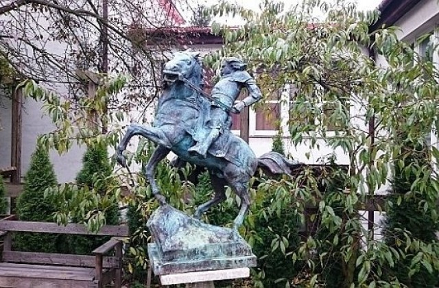 Полски скулптор дарява на България паметник на Владислав Варненчик