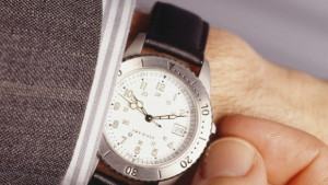 В неделя в 0400 часа сутринта местим стрелките на часовника