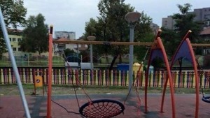 Вандали потрошиха люлка на новата детска площадка в Димитровград