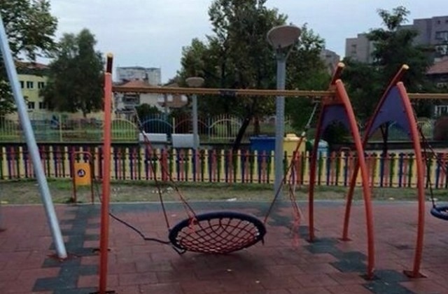 Вандали потрошиха люлка на новата детска площадка в Димитровград