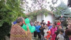 Балони в бяло зелено и червено полетяха над манастир Св